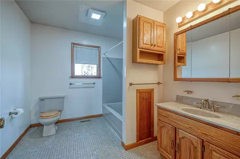 Bath - 52 Dovercrest Rd, Eighty Four, PA 15330 photo 1 of 2