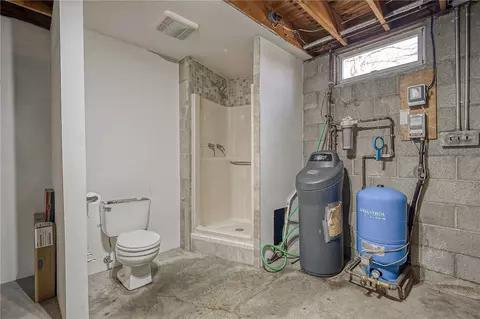 Bath - 52 Dovercrest Rd, Eighty Four, PA 15330 photo 2 of 2