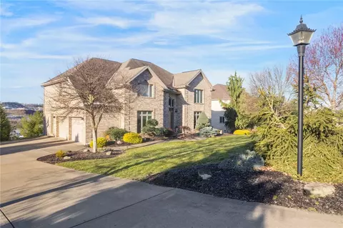 8 Kingswood Ct, Washington, PA 15301