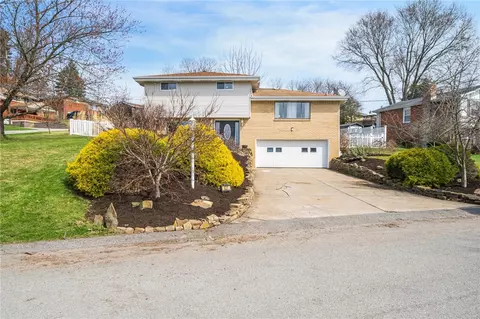 127 Manchester Dr, Irwin, PA 15642