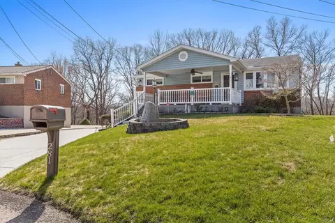 281 Longleaf Dr, Moon Township, PA 15108