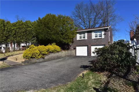 4686 Marina Dr, Homestead, PA 15120