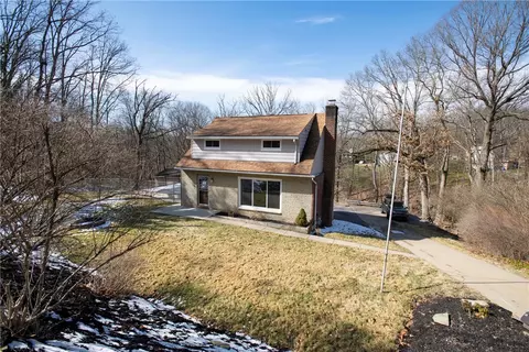 5097 Lakeview Dr, Gibsonia, PA 15044