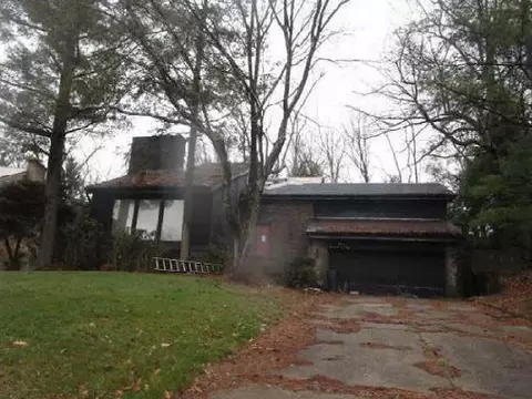 1660 Queens Dr, South Park, PA 15129