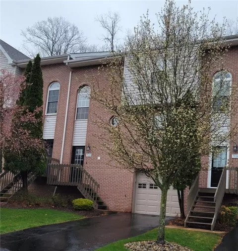 7018 Clubview Dr, Bridgeville, PA 15017