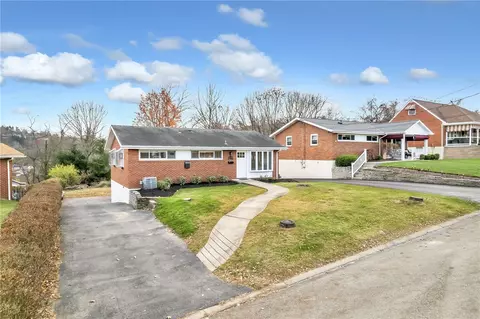 246 Woodridge Dr, Carnegie, PA 15106