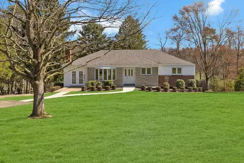 9540 Park Edge Dr, Allison Park, PA 15101