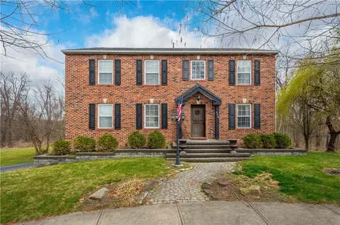 440 Skylark Dr, Moon Township, PA 15108