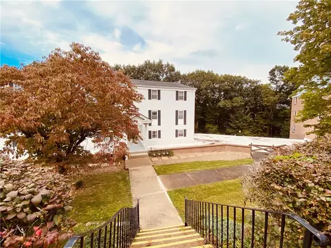 404 Camelot Dr, Pittsburgh, PA 15237
