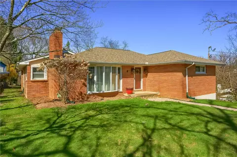 8 Norfolk Dr, Coraopolis, PA 15108