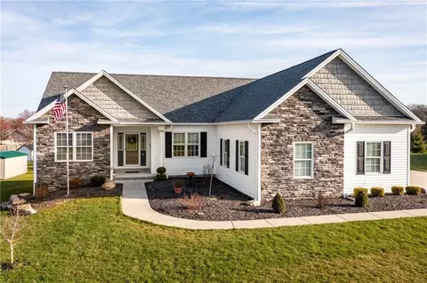 4015 Cambridge Dr, Hermitage, PA 16148