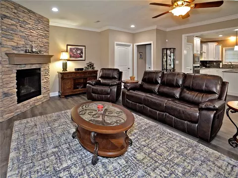 Living - 701 Elliot Dr, Irwin, PA 15642 photo 2 of 4