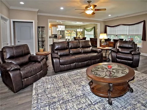 Living - 701 Elliot Dr, Irwin, PA 15642 photo 3 of 4