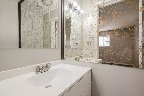 Bath - 1379 Lincoln Dr, Monaca, PA 15061 photo 1 of 2