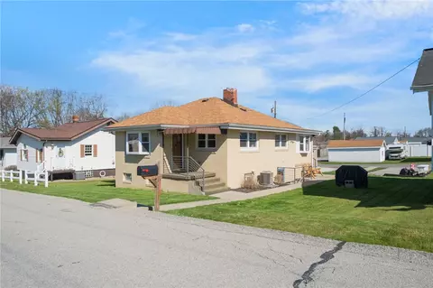 606 Memorial Dr, New Kensington, PA 15068