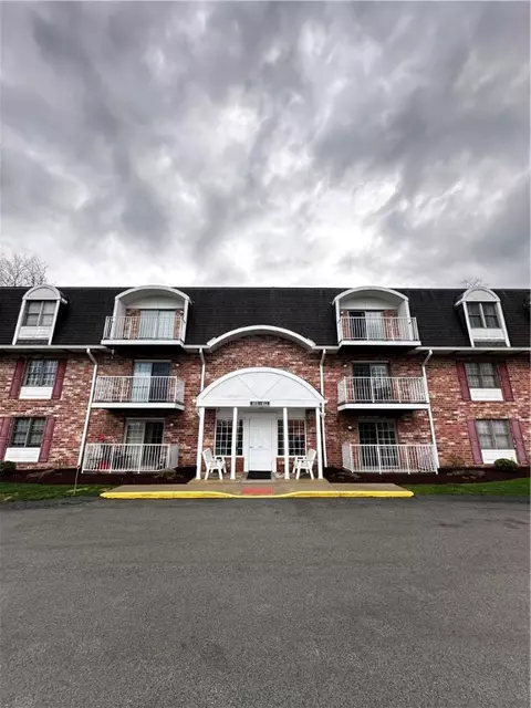 402 Clubhouse Dr, Washington, PA 15301