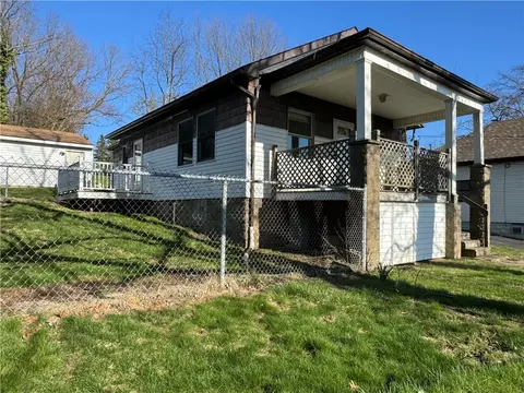 985 Mccoy Rd, Mckees Rocks, PA 15136
