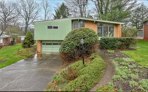 815 Breezewood Dr, Glenshaw, PA 15116