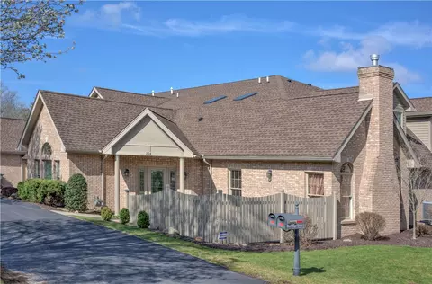 204 Village Green Dr, Mcmurray, PA 15317