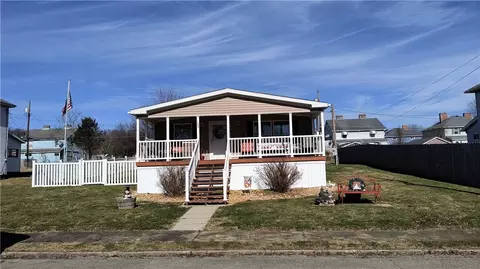 128 E First St, Grindstone, PA 15442