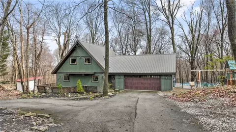 166 Horse Shoe Bend Rd, Acme, PA 15610