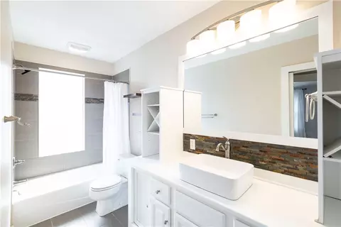 Bath - 815 Maple St, Coraopolis, PA 15108 photo 1 of 1