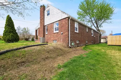 Exterior - 822 Summit Ave, Monaca, PA 15061 photo 9 of 10