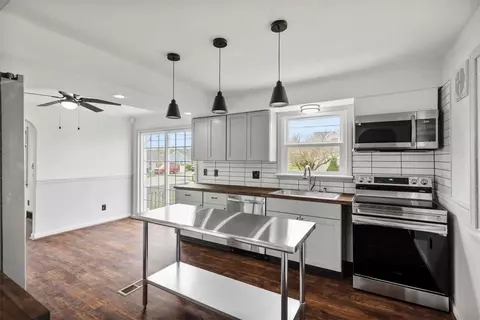 Kitchen - 822 Summit Ave, Monaca, PA 15061 photo 5 of 6