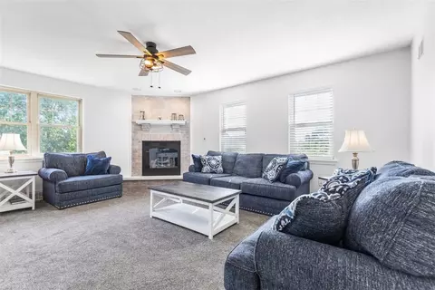 Living - 205 August Dr, Coraopolis, PA 15108 photo 2 of 3