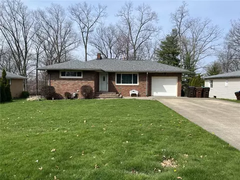 382 Greenwood Dr, Hermitage, PA 16148