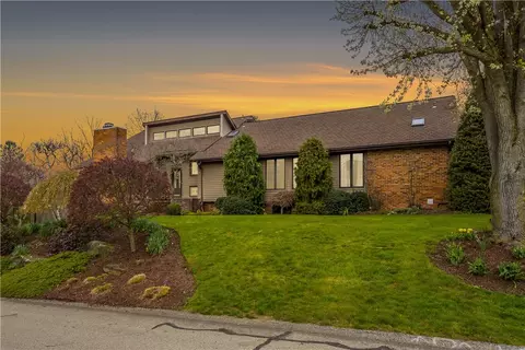 2568 Corteland Dr, Pittsburgh, PA 15241