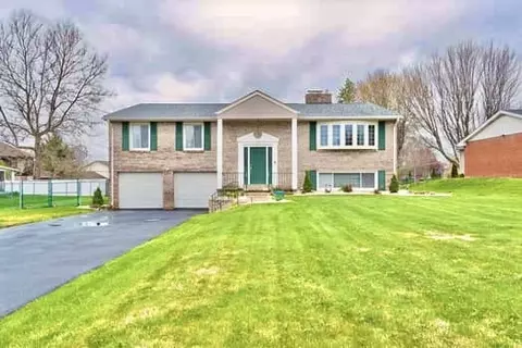 221 Roxbury Dr, Greensburg, PA 15601