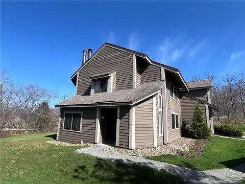 1273 Gristmill Ct, Hidden Valley, PA 15502