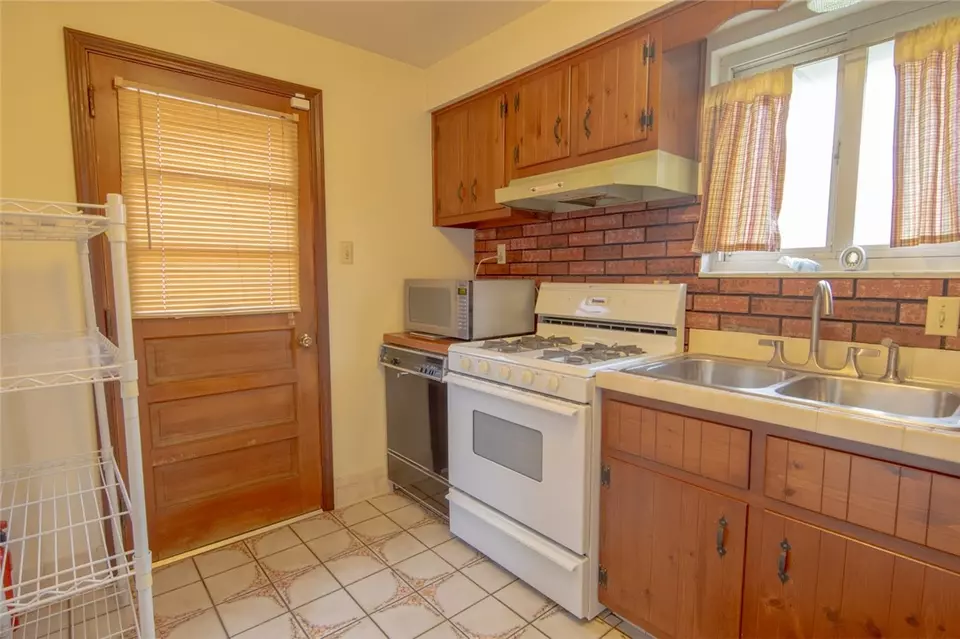 Kitchen - 146 Yosemite, Pittsburgh, PA 15235 photo 2 of 2