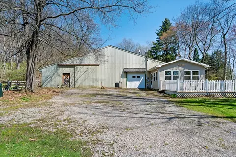 118 Horseshoe Dr, Freeport, PA 16229