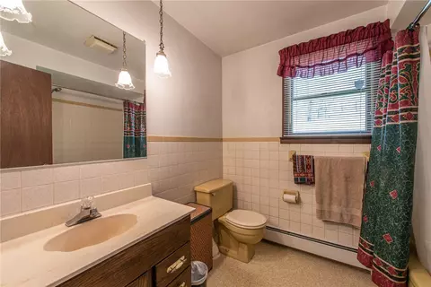 Bath - 315 Maple Hill Dr, Apollo, PA 15613 photo 2 of 6