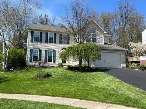 137 Hunters Run Dr, Moon Twp, PA 15108