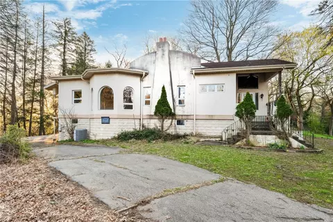 1121 Mccully Dr, Pittsburgh, PA 15235