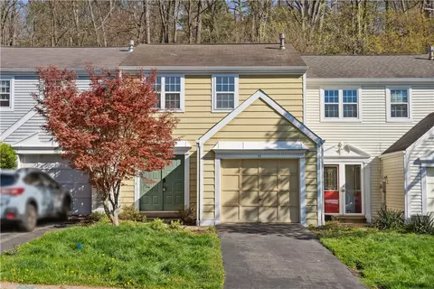111 Commons Dr, Oakmont, PA 15139