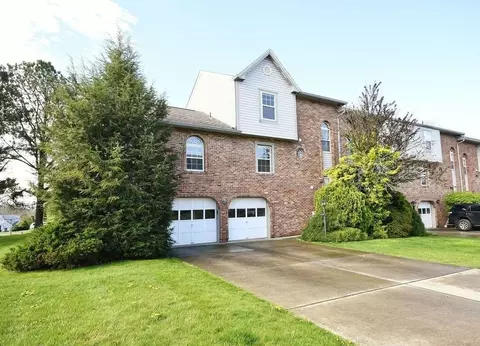 1424 Yorktown Dr, Lawrence, PA 15055