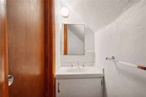 Bath - 2127 Elizabeth Ct, Export, PA 15632 photo 2 of 2