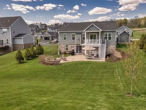 1007 Black Sands Dr, Jeannette, PA 15644