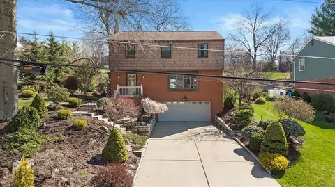6107 Great Dane Dr, Bethel Park, PA 15102