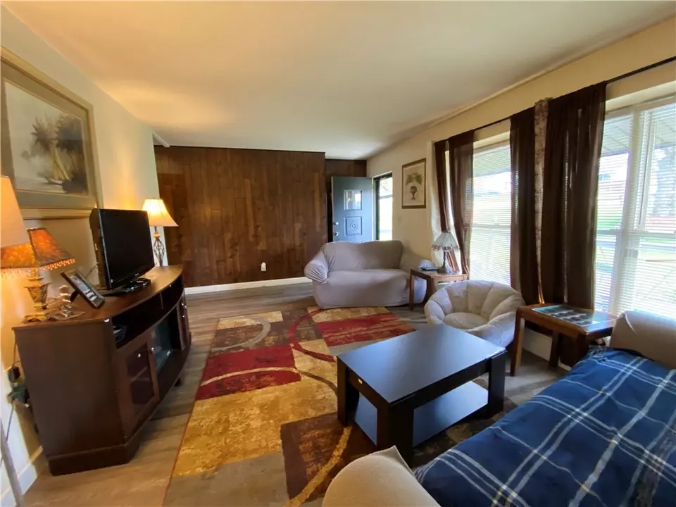 Living - 811 Garden City Dr, Monroeville, PA 15146 photo 2 of 4