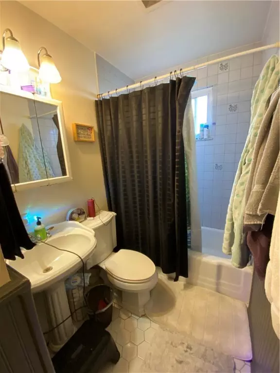 Bath - 811 Garden City Dr, Monroeville, PA 15146 photo 1 of 1