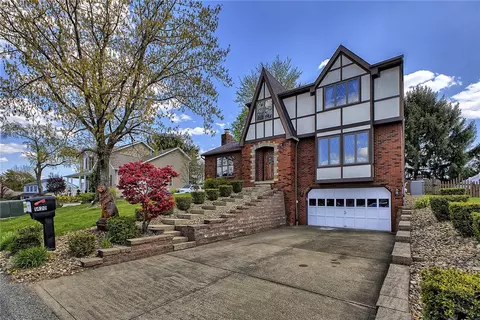 1420 Greendale Dr, Pittsburgh, PA 15239