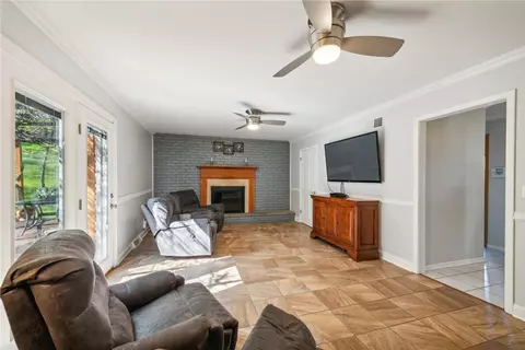 Living - 11267 Drop Rd, Irwin, PA 15642 photo 5 of 7