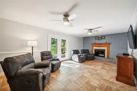 Living - 11267 Drop Rd, Irwin, PA 15642 photo 4 of 7