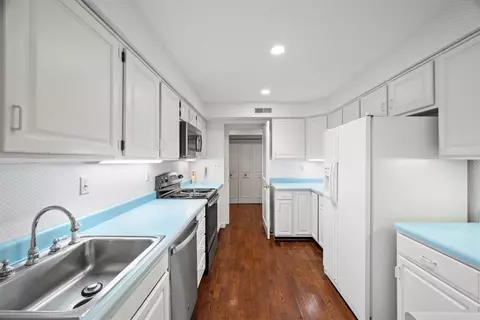 Kitchen - 302 Fox Chapel Rd #402, Pittsburgh, PA 15238 photo 2 of 2
