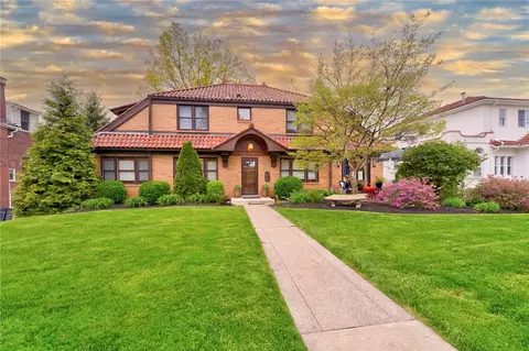 70 Vernon Dr, Pittsburgh, PA 15228